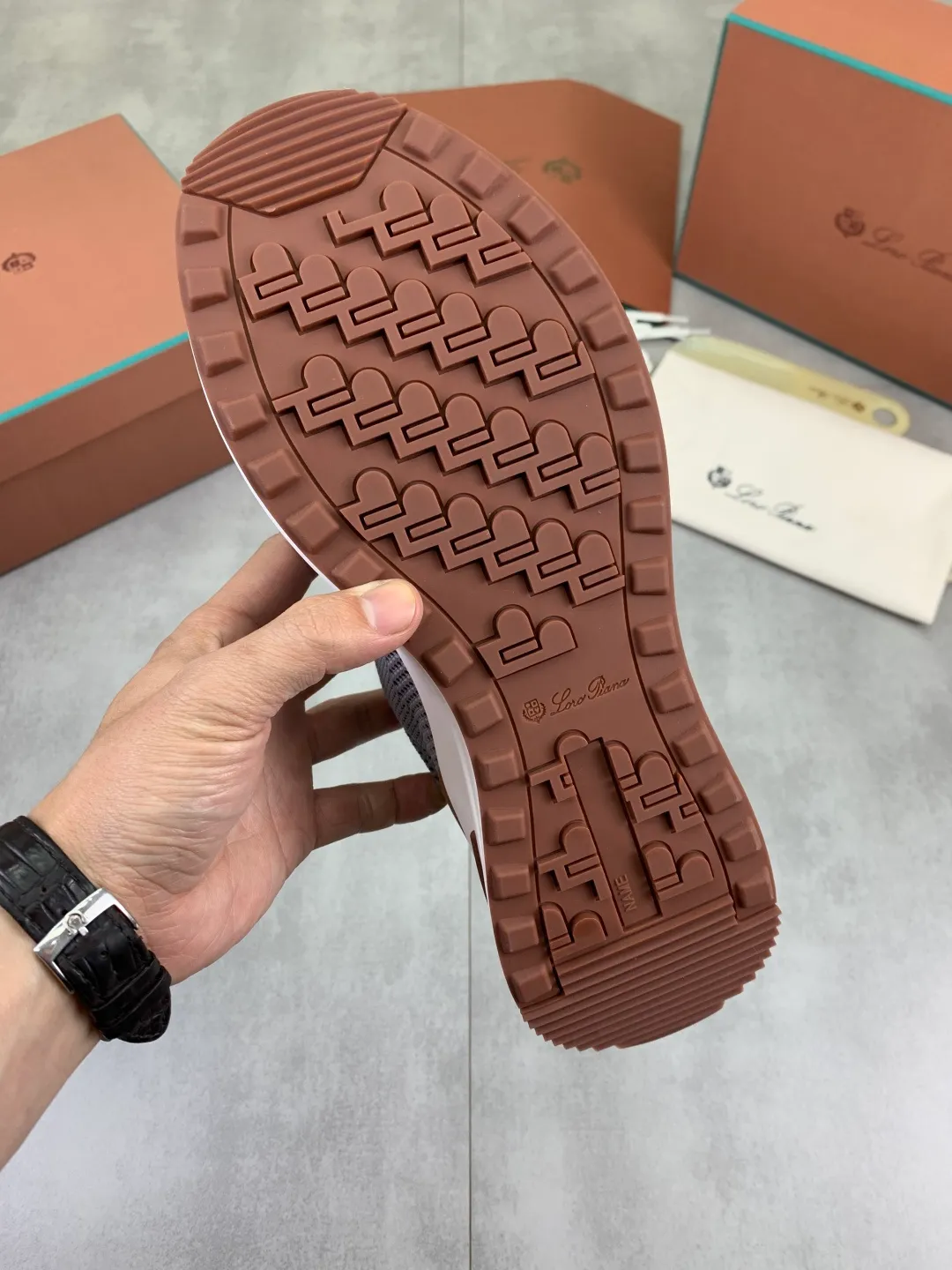 Men's men's shoes 💰P542 New style 💰High quality The latest casual shoes Loro Piana 💯Top grade💯Buy the original copy💯 Founded the existing Loro Piana company on April 24, 1924. The family has been operating for the sixth generation, providing top quality products to customers who are discerning in taste and quality. Imported original fly woven fabrics with cowhide fabric, plain calfskin lining, hand-stitched threads with cowhide feet, original packaging, high-end outsole, size: 38-46, multiple colors available, complete package